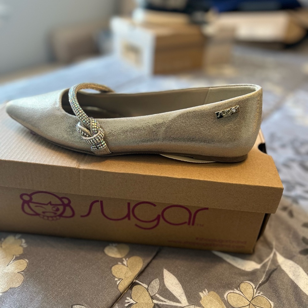 Women’s gold dress flats